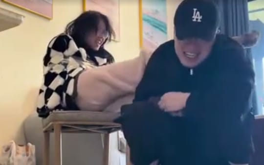 用胶带把女友绑在椅子上！疯狂挠她的脚心