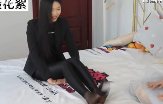 挑战挠小姐姐脚心，看她受得了不